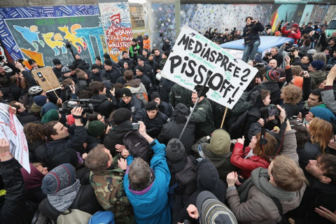 Сотни немецких активистов протестуют против сноса остатков Берлинской стены