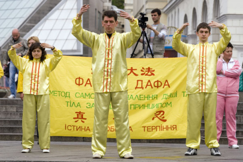 Фоторепортаж: Всемирный день Фалунь Дафа отметили в Киеве