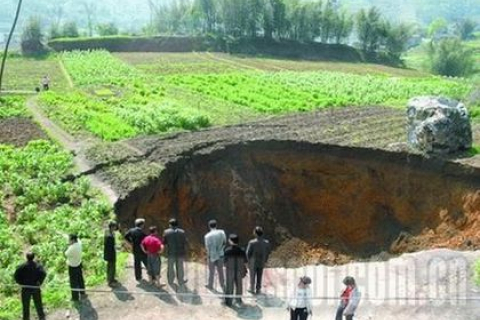 Три большие провала в земле образовались в провинции Сычуань (фото)