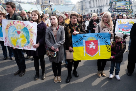 На Майдані розгорнули величезний прапор на підтримку Криму