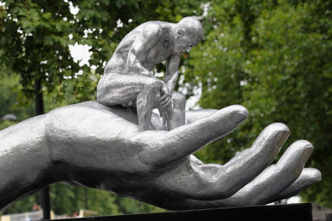 Скульптура «Рука Бога» Лоренцо Куинна установлена на Парк-Лейн в Лондоне