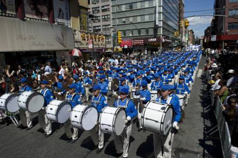 Парад последователей Фалуньгун в Манхэттене 