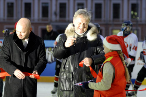 В Киеве открылся бесплатный ледовый каток (фото)