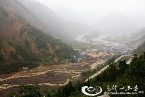 Фотообзор: От сильных наводнений в провинции Сычуань, возможно, уже погибло несколько сот человек