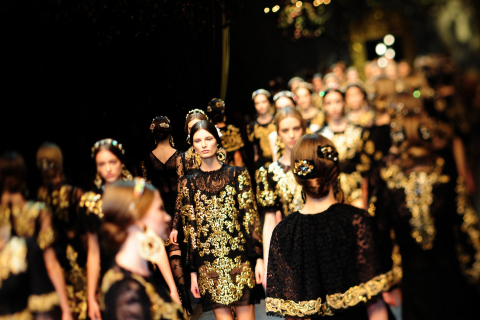 Dolce & Gabbana представили коллекцию в стиле романтического барокко