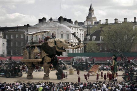 По улицам Лондона прошелся 42-х тонный слон (Фото)