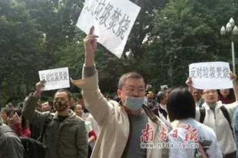 На юге Китая прошла массовая акция протеста против завода по сжиганию мусора. Фотообзор