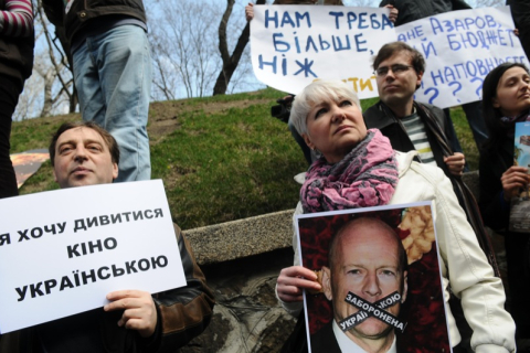 Знаменитости отстаивают украинский дубляж под стенами КМУ