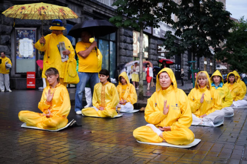 Яскраве дійство в українсько-китайському стилі під дощем: презентація Фалуньгун
