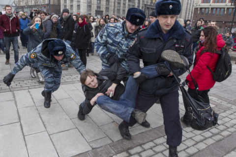 На антивоенных акциях в Москве задержали более 350 человек