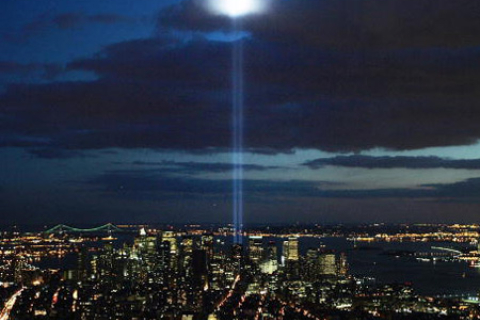 Фоторепортаж: Два стовпи світла в дань пам'яті загиблих 11 вересня