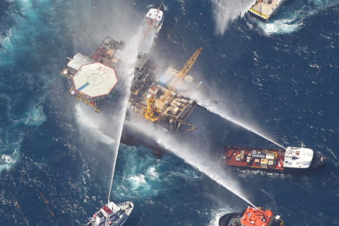 Взрыв нефтяной платформы в Мексиканском заливе подтверждает опасность добычи нефти в море 
