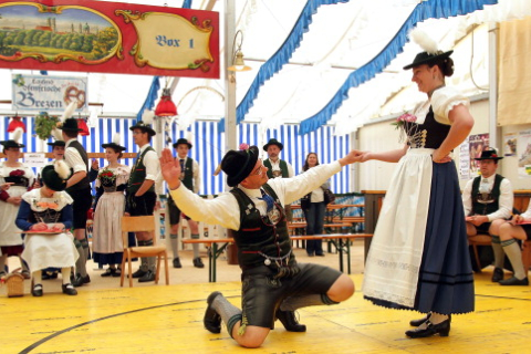 Конкурс баварского народного танца «Шуплаттлер»