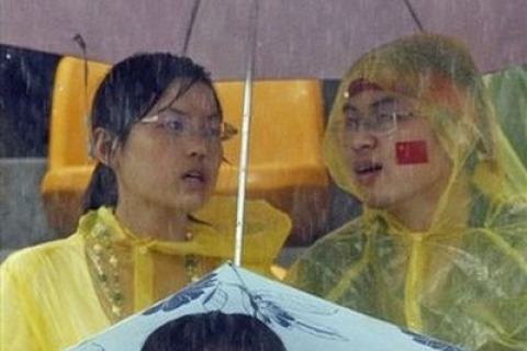 На второй день Олимпийских игр в Пекине пошёл проливной дождь. Теннисный турнир отменен (фотообзор) 