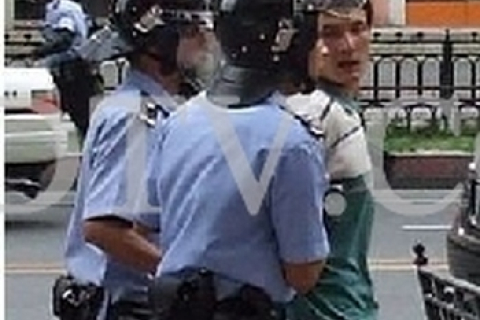 Китайские солдаты оружием подавили акцию протеста уйгур. Есть убитые и раненые