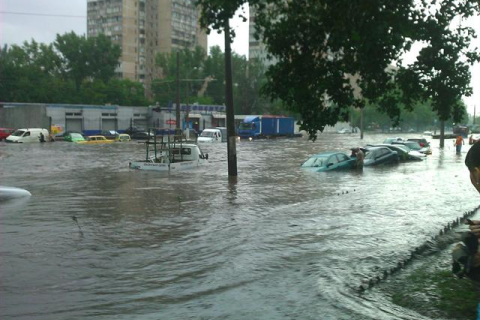 Вулиці Одеси затопила сильна злива, є загиблий