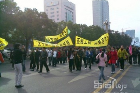 Около 1000 человек протестуют в провинции Хунань, требуя погасить задолженность по зарплате
