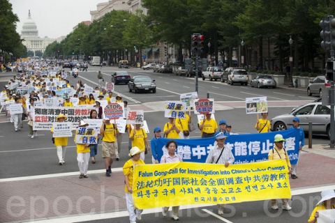 Фотообзор: Акции последователей Фалуньгун, приуроченные к 10-летию репрессий в Китае, проходят по всему миру
