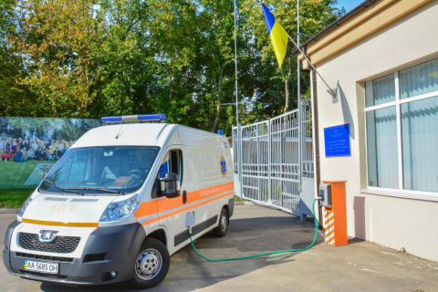В Києві встановили безкоштовну станцію заправки електромобілів