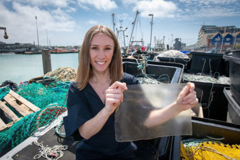 Девушка создала из рыбных отходов материал, который может заменить пластик