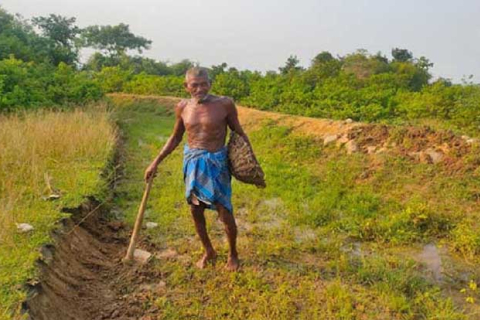 Индиец, которого считали помешанным, 30 лет рыл проход к источнику, чтобы дать воду односельчанам (ВИДЕО)