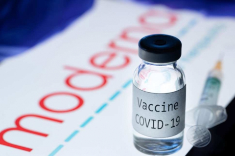 Головний лікар Moderna: немає ніяких доказів, що вакцина знизить передачу COVID-19 (ВІДЕО)