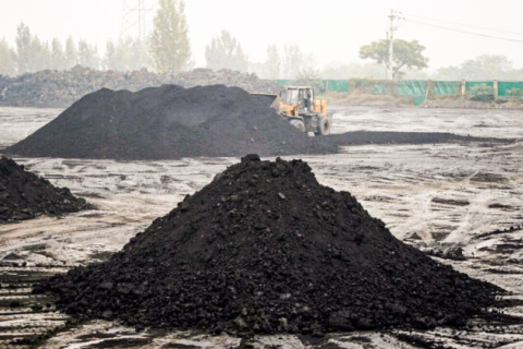 Энергетический кризис заставляет китайские власти бороться за уголь на всю зиму (ВИДЕО)