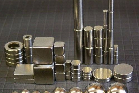 Поиск металлического профиля за гипсокартоном с помощью магнита