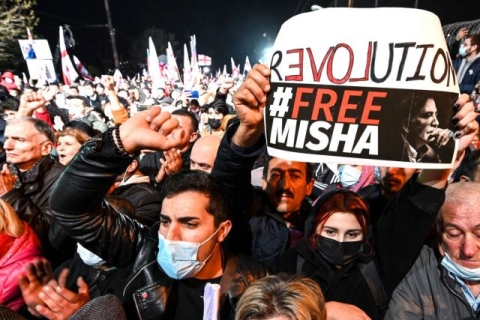 Тисячі грузинів вийшли на вулиці на підтримку ув'язненого Саакашвілі