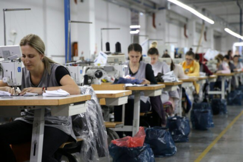 Виробники брендового одягу переносять виробництво з дешевих виробничих центрів в Азії на свої ринки у США та Європі
