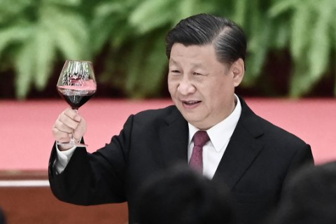 Си Цзиньпин издал резолюцию, возводящую его в ранг одной из самых влиятельных фигур китайского режима