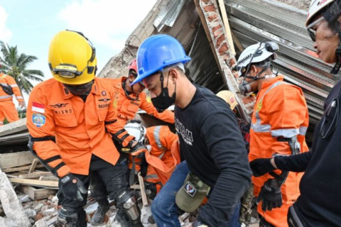 Індонезія: Рятувальники шукають тих, хто вижив після землетрусу, внаслідок якого загинуло щонайменше 162 людини