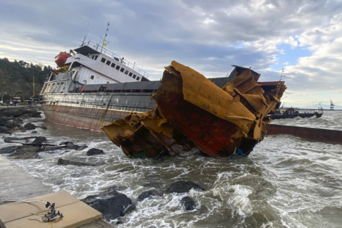 Девять человек погибли из-за шторма в Турции; спасатели ищут 11 пропавших моряков