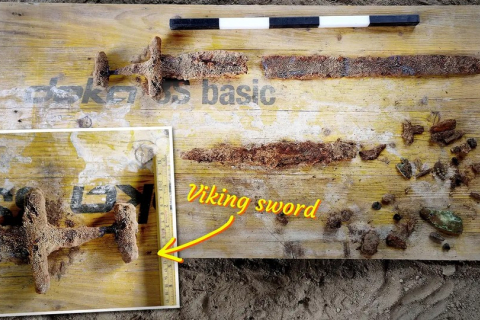 В Норвегії знайшли меч вікінгів під час земельних робіт біля будинку. ФОТОрепортаж