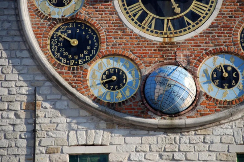 Астрономические часы Зиммера показывают фазы луны, зодиак, приливы и отливы и время на разных континентах