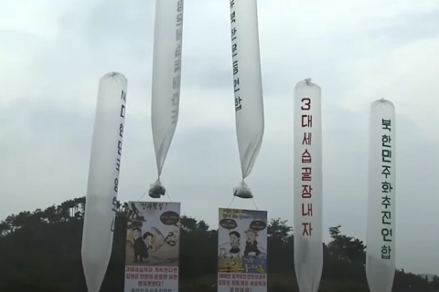 Північна Корея погрожує відповісти на повітряні кулі з листівками "зливою снарядів" (ВІДЕО)
