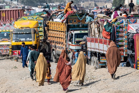 Десятки тисяч афганців тікають з Пакистану до закінчення терміну депортації (ВІДЕО)
