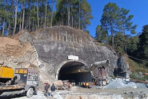 Індія: 40 робітників, які опинилися в пастці під час обвалу тунелю, "живі" (ВІДЕО)