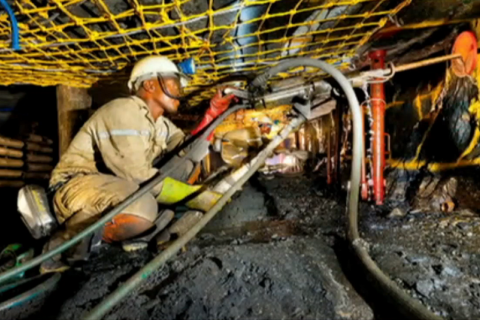Падение лифта на 200 метров на платиновой шахте в Южной Африке, в результате чего погибли 11 рабочих и 75 получили ранения