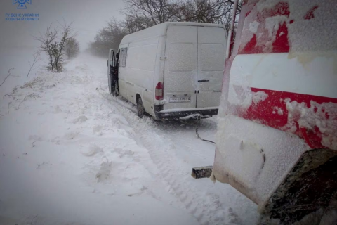 Потужний снігопад травмував 13 людей та знеструмив майже всю Україну