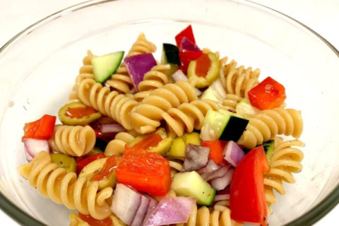 Пікантний італійський салат з макаронами (Рецепт)