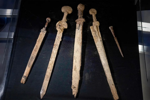 4 почти неповрежденных римских меча, которые использовали еврейские повстанцы, нашли в маленькой пещере