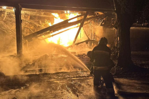 Пожежники загасили вогонь на Кременчуцькому НПЗ після атаки російського БПЛА