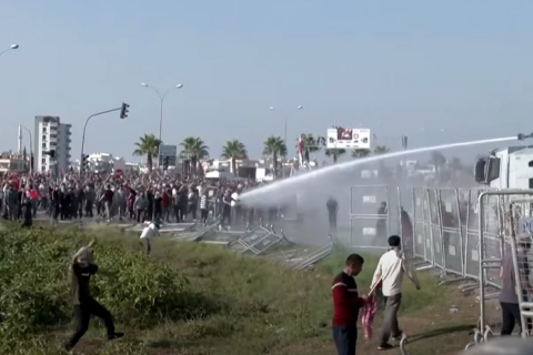 Протестующих в Турции призвали не бить полицейских, которые "хотят сражаться в Газе"