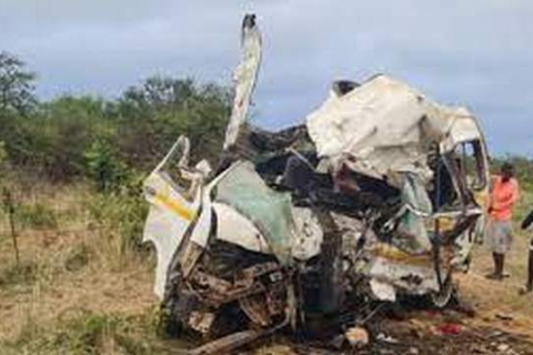 Микроавтобус такси столкнулся лоб в лоб с грузовиком в Зимбабве, погибли 22 человека