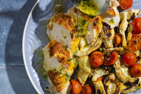 Превратите ужин из жареной курицы с овощами в простое, но вкусное блюдо на сковородке
