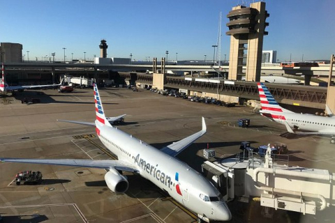 Пасажир American Airlines намагався відкрити двері під час польоту (ВІДЕО)
