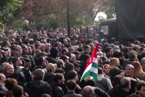 В Абхазії протестувальники відмовляються залишати парламент (ВІДЕО)