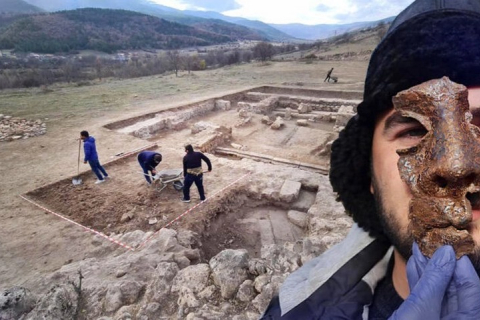 1 800-летняя железная маска римского солдата, найденная в античном городе, указывает на императорский гарнизон в Турции