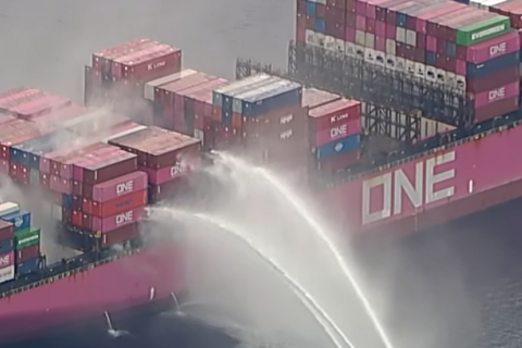 Пожежа й вибух на контейнеровозі в порту Лос-Анджелеса спричинили евакуацію екіпажу та зупинку терміналів (ВІДЕО)
